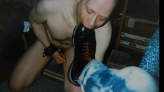 Skinhead bondman take up with the tongue boots and eat cum - 3 image