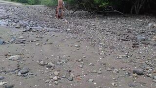 The foreigner and arrived at the beach - 11 image