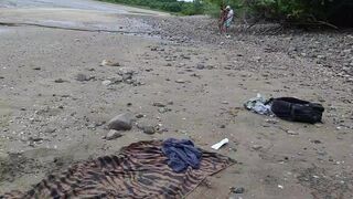 The foreigner and arrived at the beach - 8 image