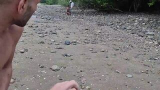 The foreigner and arrived at the beach - 9 image