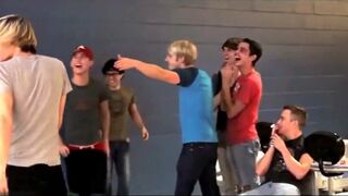 Twinks bareback on sofa - 2 image