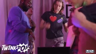 Troye Dean Can't Resist DJ Kenzo Alvarez So He Makes A Move And Sucks Him Off Under The Decks - TWINKPOP - 6 image