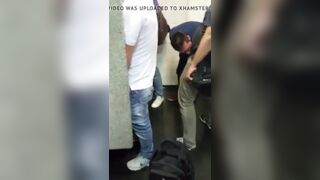 Banheiro WC putaria e mamada 7