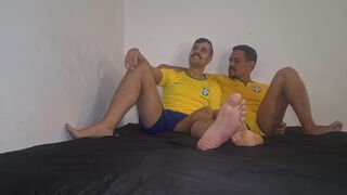 Nerd Lolzeiro goes wild with Brazilian fans during game time - 1 image